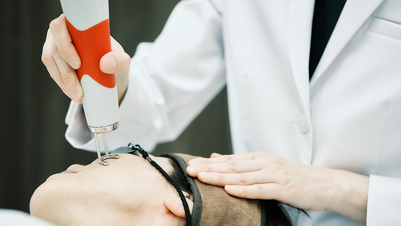 【徹底解説】そのピコレーザーで大丈夫ですか？｜３波長×２パルス幅で８種類のモードを実現したシミ取りの常識を変える『ディスカバリーピコプラス』